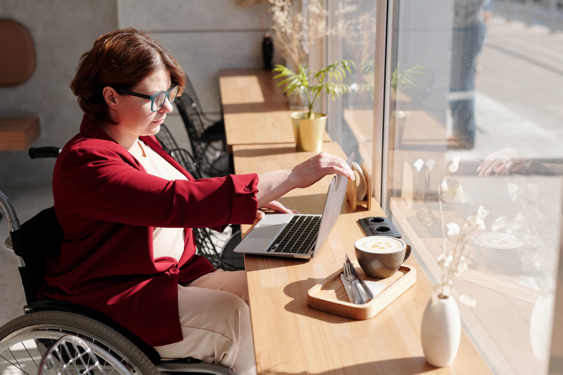 discapacitada trabajando y tomando te