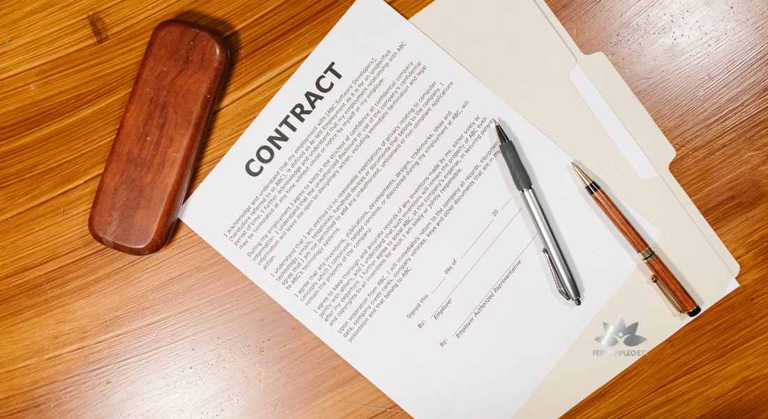 contrato indefinido sobre la mesa, uno de los tipos de contratos laborales
